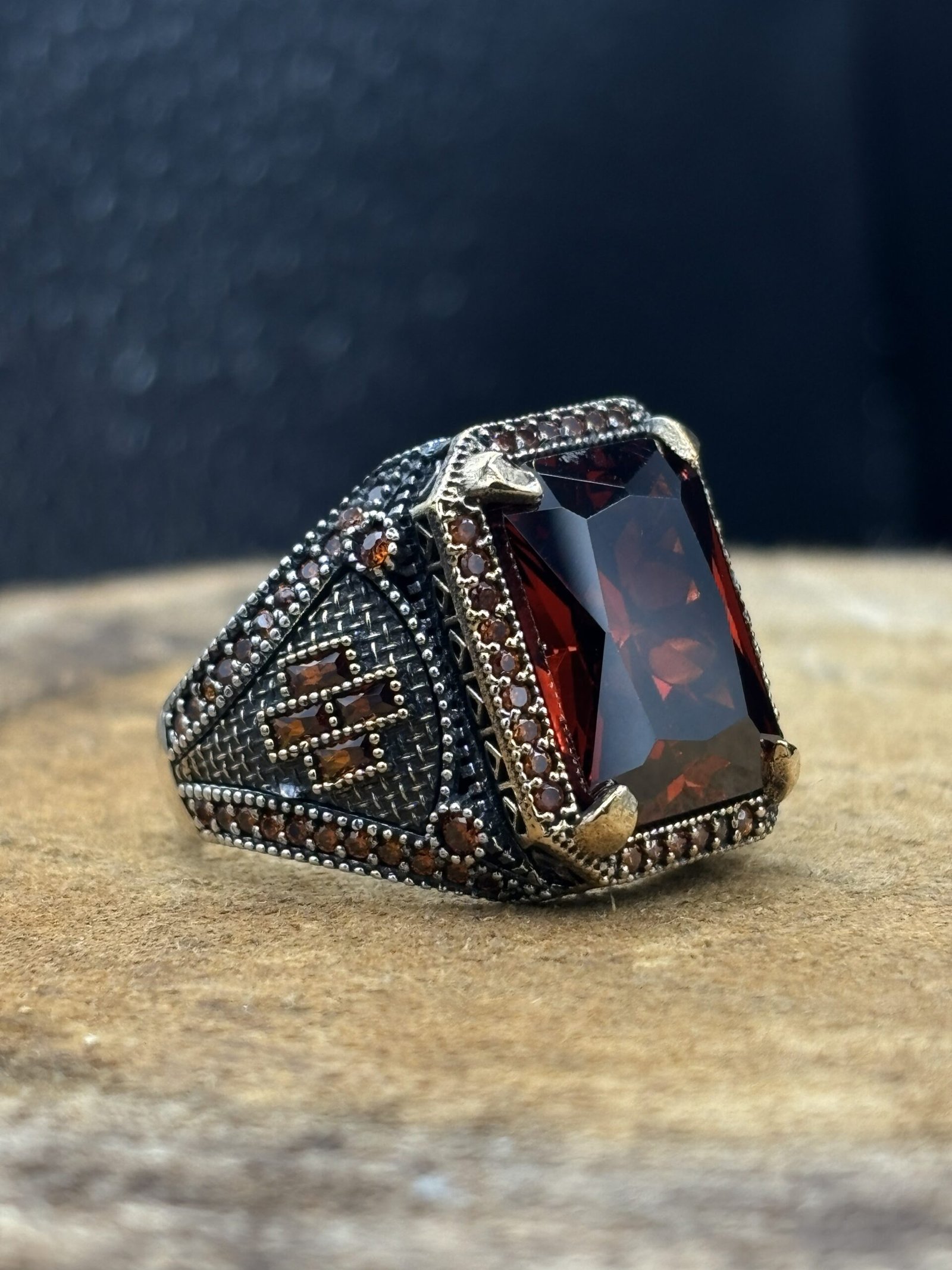 Erkek Kırmızı Zirkon Taşlı 925 Ayar Gümüş Yüzük – El İşçiliği, 16 Gram Özel Tasarım - Görsel 4