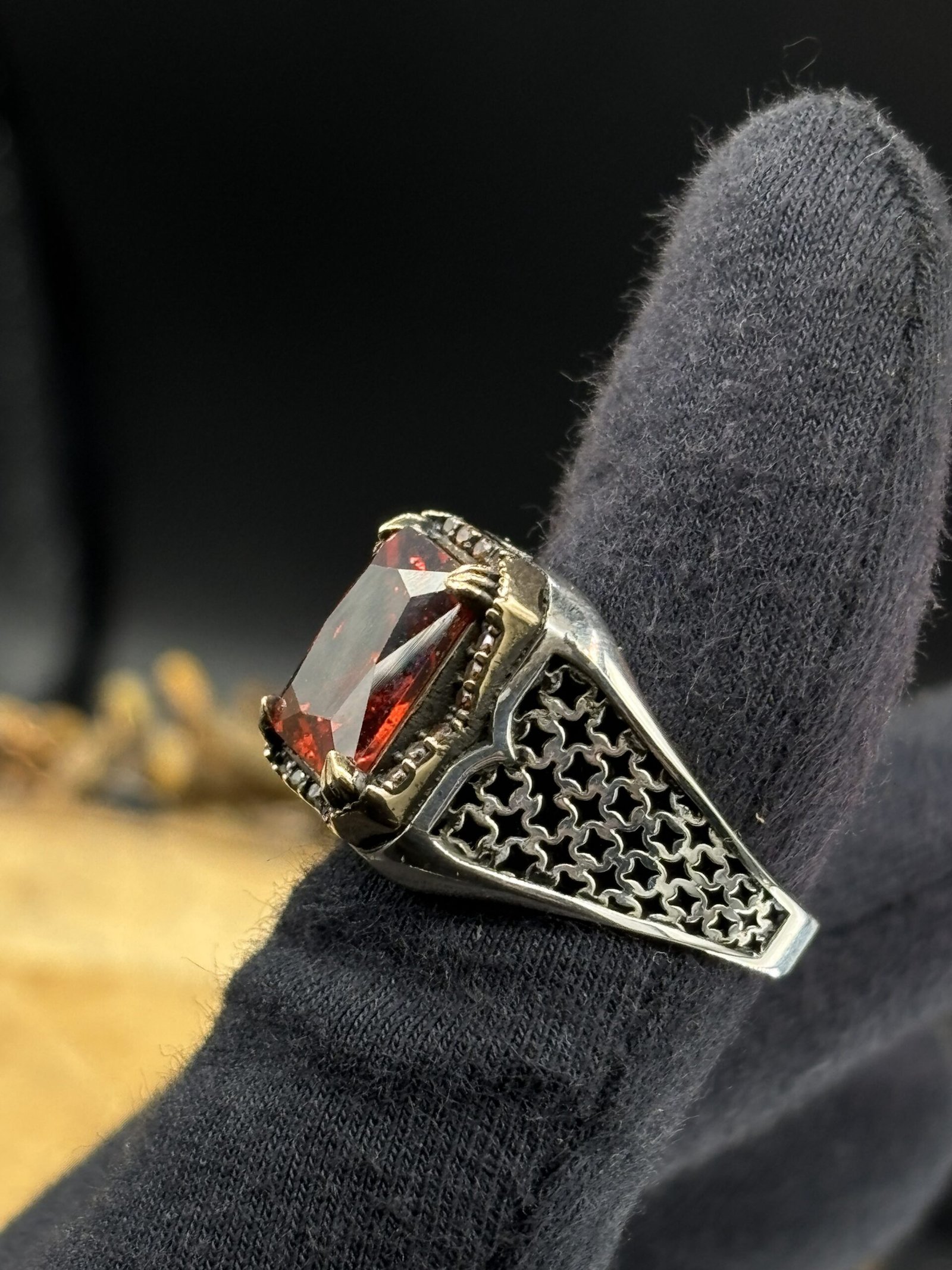 Erkek Kırmızı Zirkon Taşlı 925 Ayar Gümüş Yüzük – El İşçiliği, 12 Gram Özel Tasarım