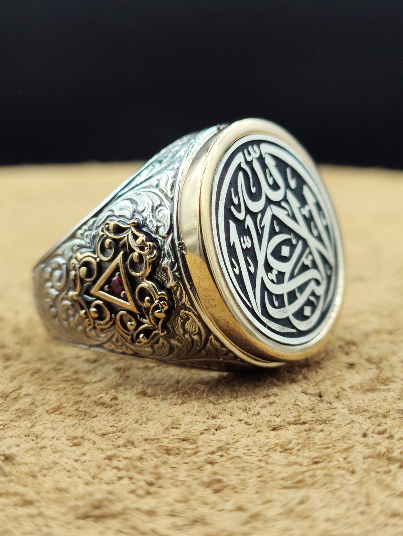 20 Gram Allah Yazılı 925 Ayar Gümüş Erkek Yüzük – Elif Vav Motifli Yuvarlak Tasarım
