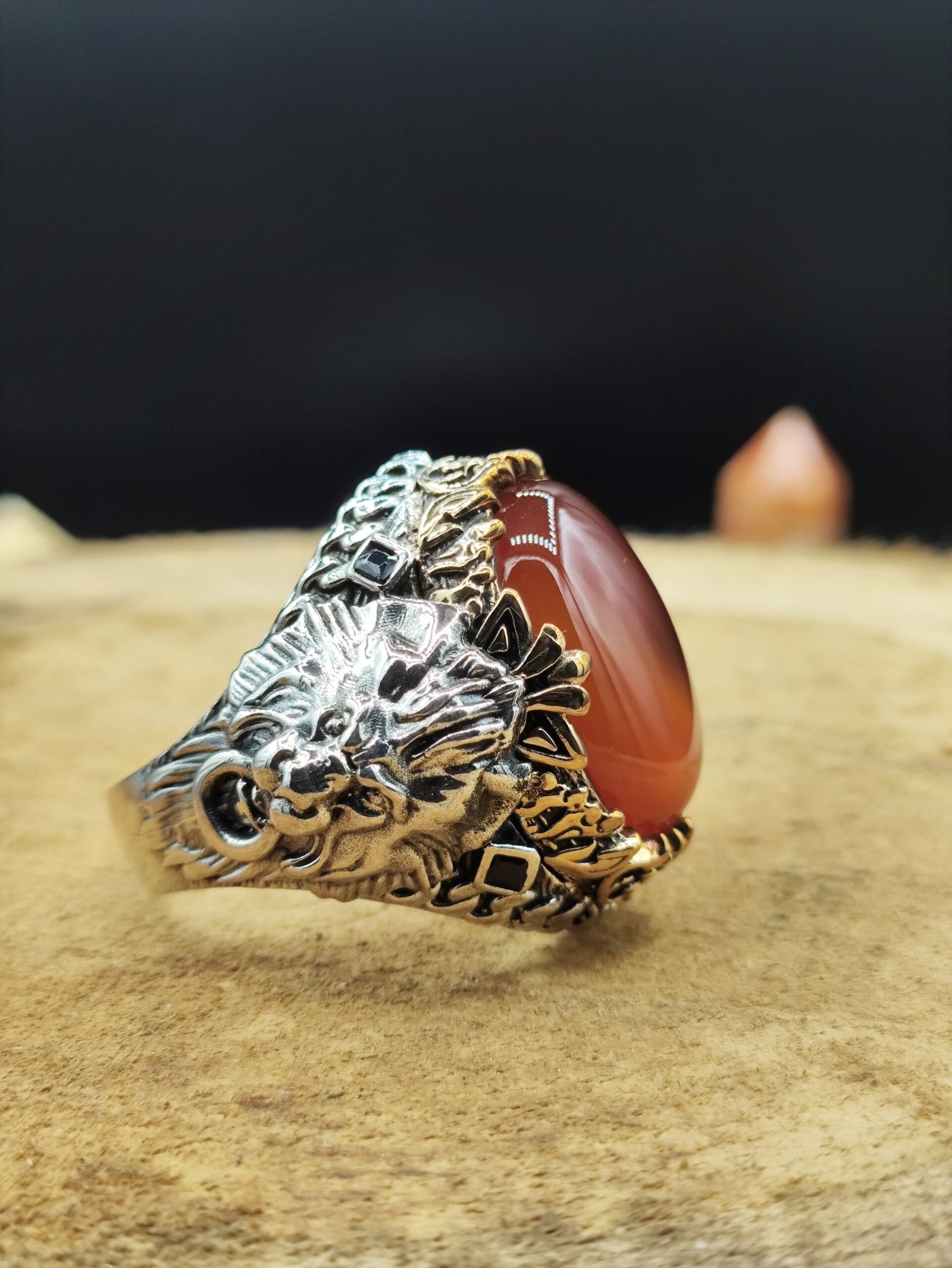 Aslan İşlemeli Akik Taşlı 925 Ayar Gümüş Erkek Yüzük | Özel Tasarım – 22 Gram - Görsel 3